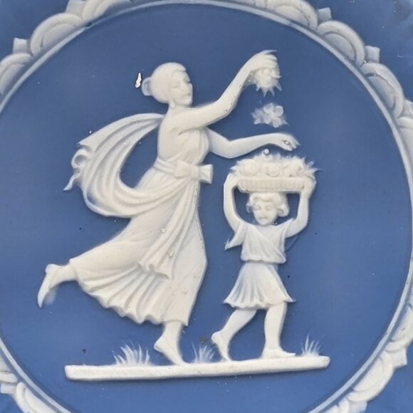 Jasperware Trinket Pin Dish Set of 2 Neoclassical Figures in White Relief - Picture 9 of 9